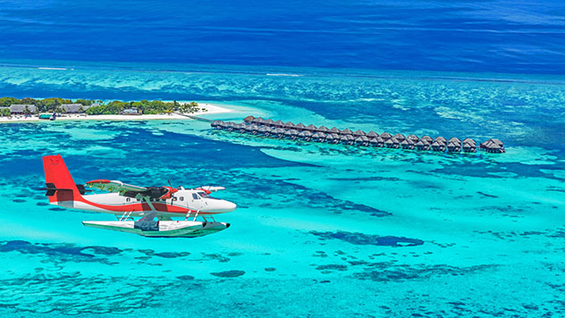 Hidroavión sobrevolando resort, Maldivas © icemanphotos / Shutterstock
